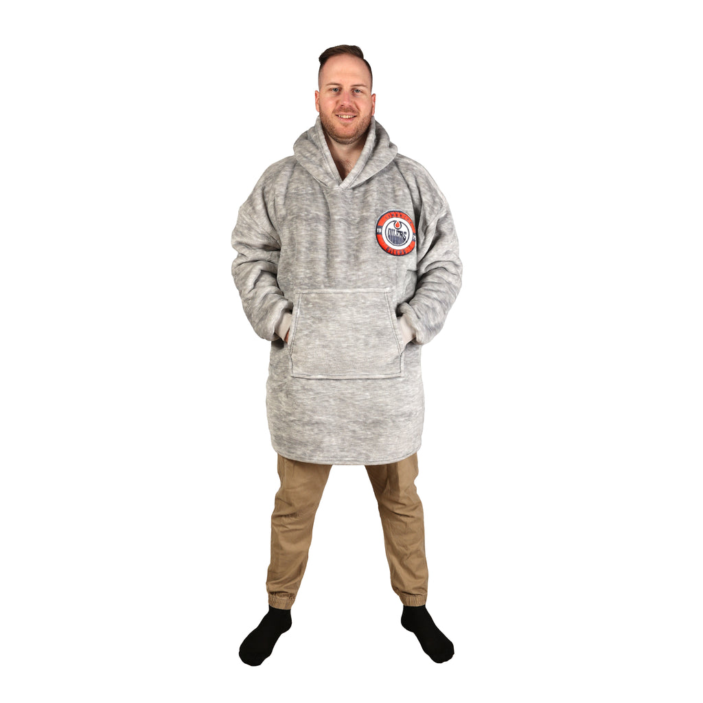 NHL Edmonton Oilers Wearable Blanketon model