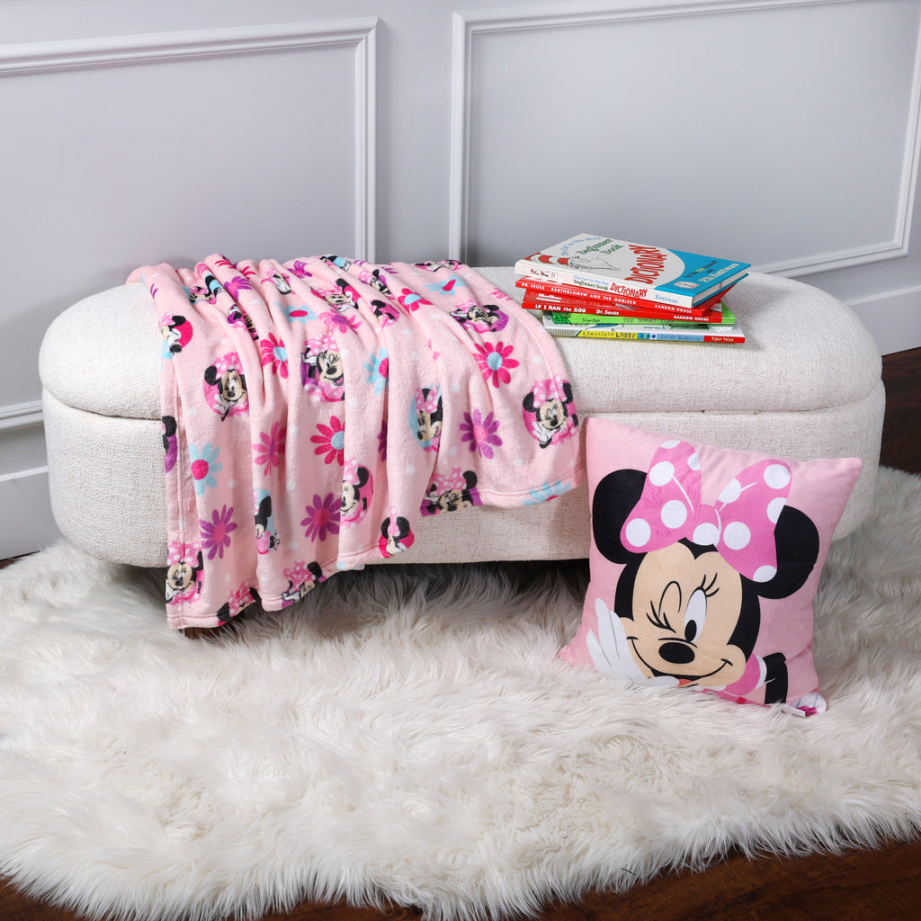 Disney Minnie Mouse 2-Pack Throw & Cushion Set room shot
