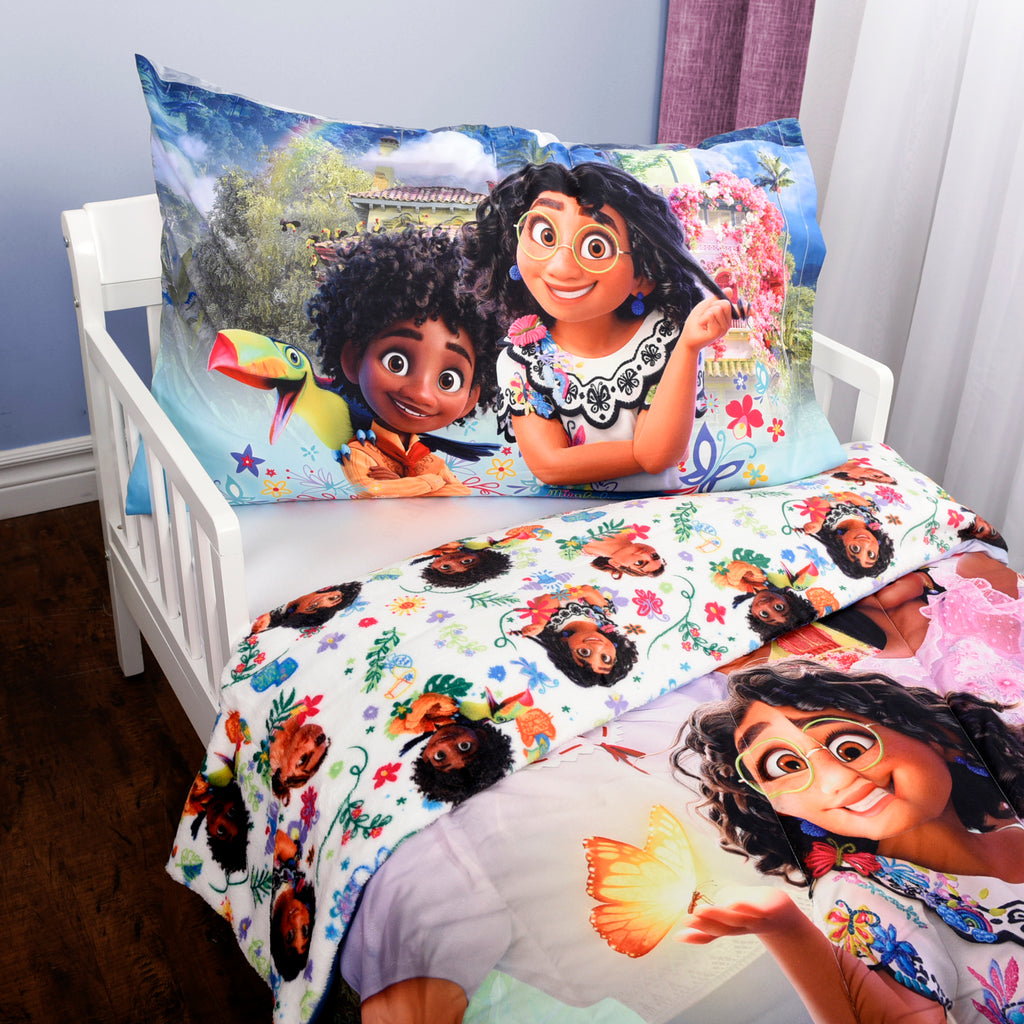 Disney Encanto 2-Piece Toddler Bedding Set bed close up