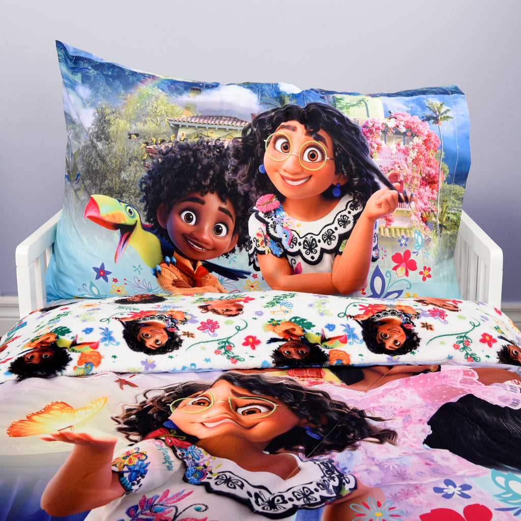 Disney Encanto 2-Piece Toddler Bedding Set bed close up