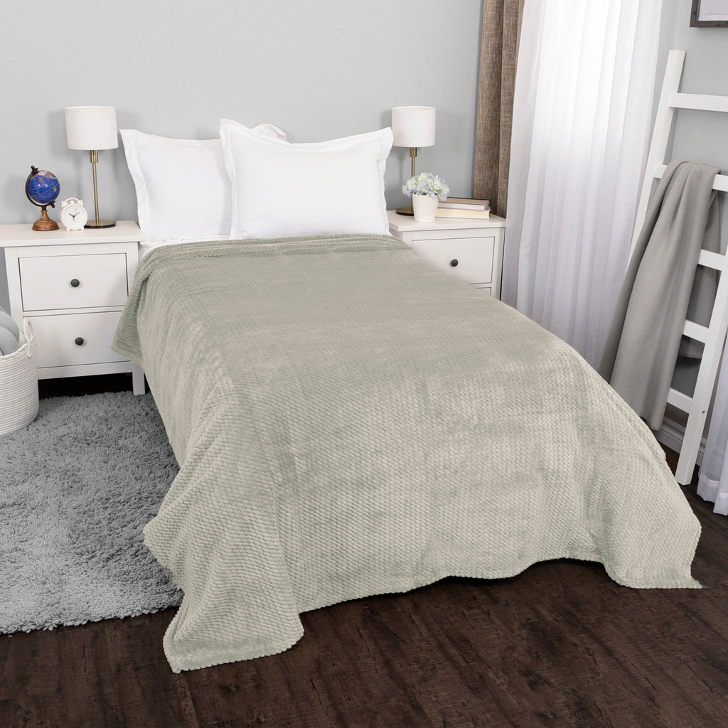 Life Comfort Jacquard Velvet Touch Blanket, Green 96" x 66" room shot