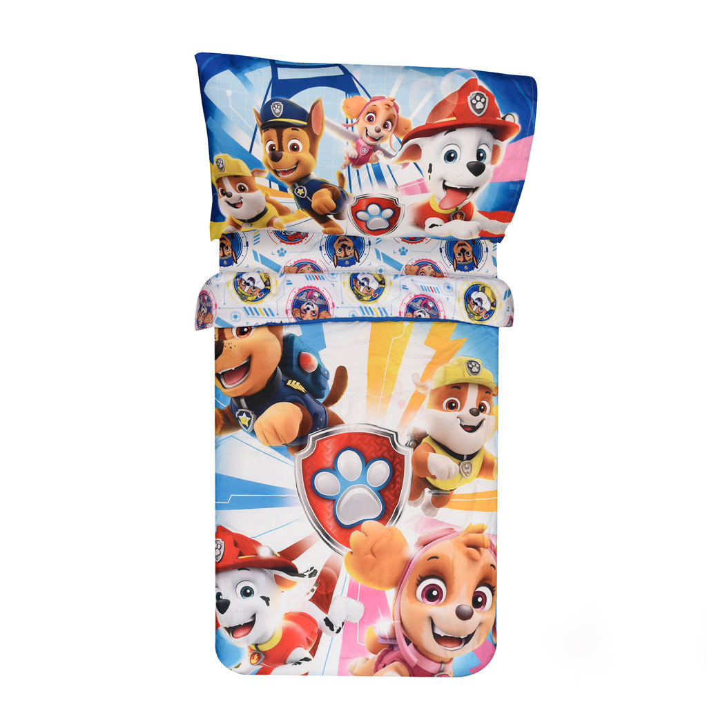Paw Patrol Toddler Bedding Set con a bed on white background